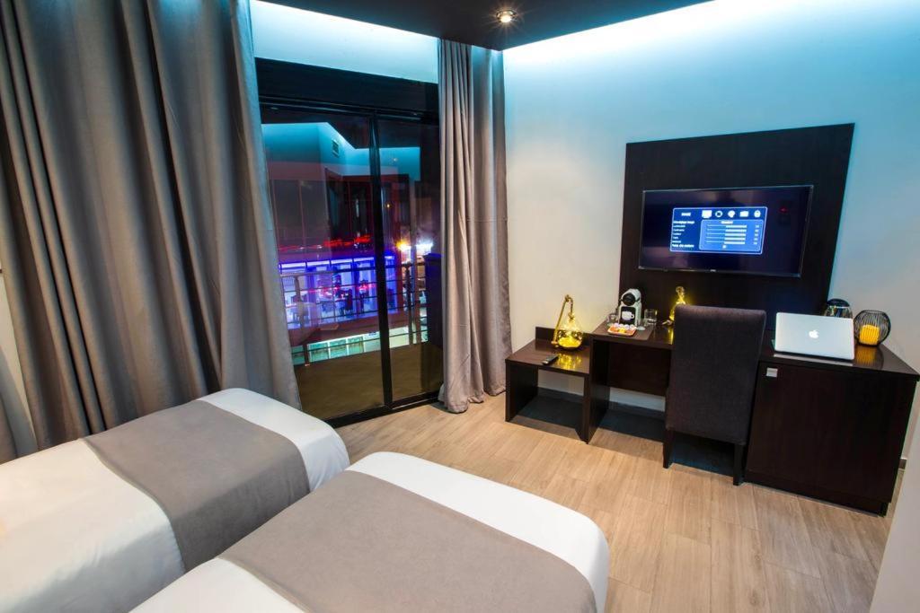 Calypso Hotel Ain el Turk Bagian luar foto