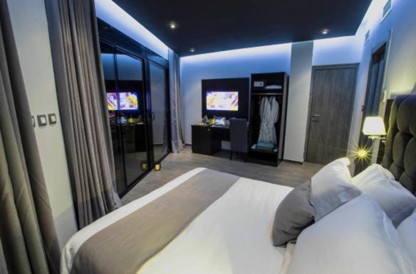 Calypso Hotel Ain el Turk Bagian luar foto
